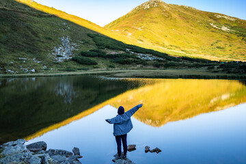 Naklejka premium person admires the beautiful landscape