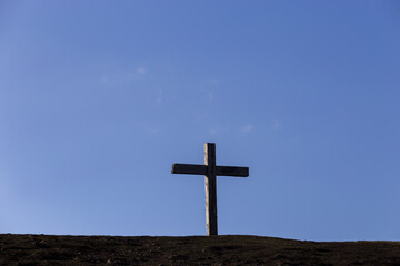 Kreuz aus Holz auf einem Gipfel