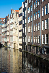 Fototapeta na wymiar city canal houses in Amsterdam