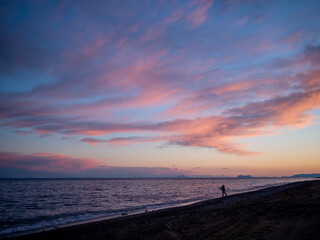 Obraz premium fishermen fishing at beach on the ocean