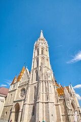 Fototapeta na wymiar Matthias Church in Fisherman Bastion and Holy Trinity column, Budapest, Hungary