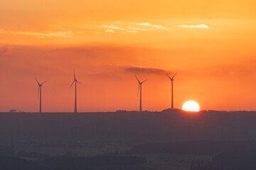 Paysage d' éoliennes au lever du soleil illustration de la transition énergétique et d'électricité verte