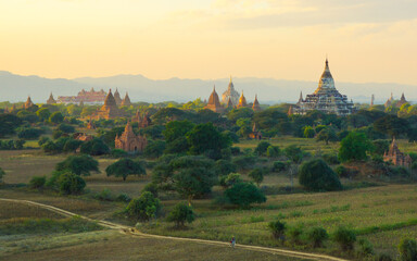 Sonnenaufgang / Sonnenuntergang über den Tempeln von Bagan in Myanmar