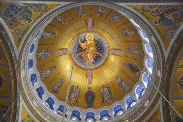 Fototapeta na wymiar dome of the church of the holy sepulchre city