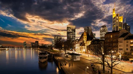 Frankfurter Mainpromenade mit Skyline © Comofoto