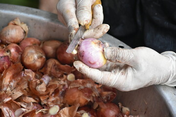 Peeled onions in a basket