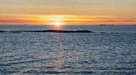 Obraz premium Sunset on skerries in Ytre Hvaler National Park, on the island of Kirkeoy in Norway
