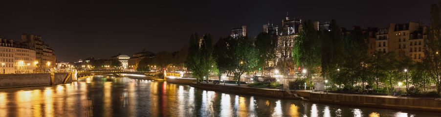 Pont d'Arcole, Hotel de Ville, Quai de l'Hotel de ville, Quai aux Fleurs and Parc des Rives de Seine at night. Paris. France