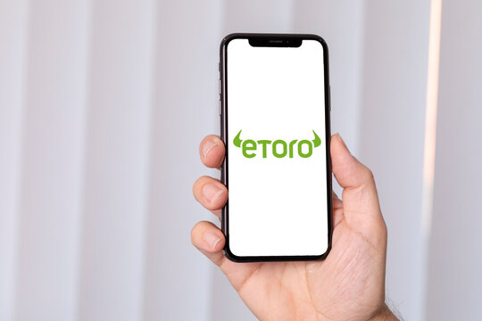 Etoro Logo auf Handydisplay