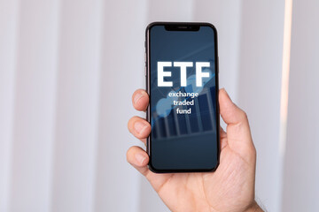ETF exchange-traded fund auf Handydisplay