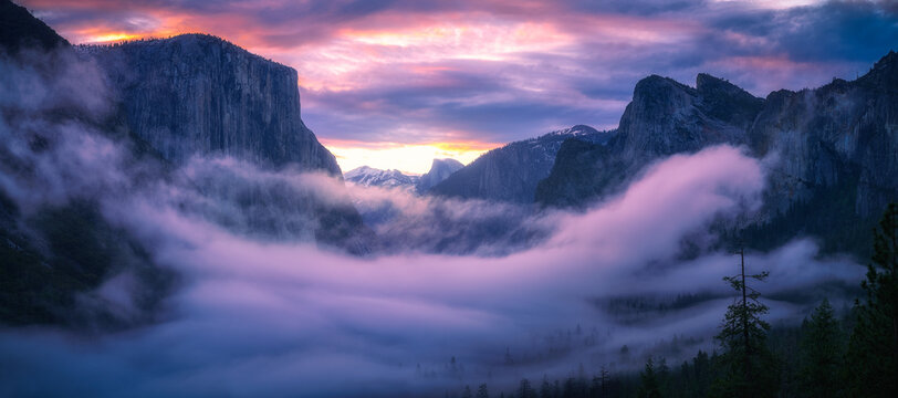 sunrise at the tunnel view in yosemite nationalpark, california, usa