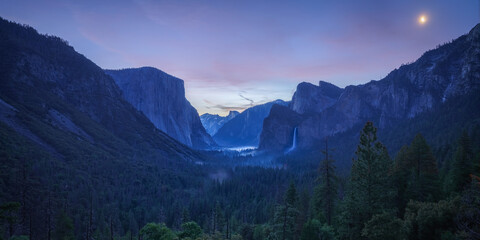 sunrise at the tunnel view in yosemite nationalpark, california, usa