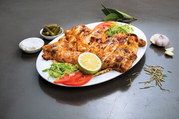 Grilled chicken fillets, with potatoes and vegetables and mayo garlic dip.