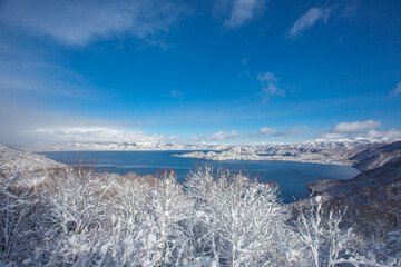 雪に包まれた美しい冬の十和田湖