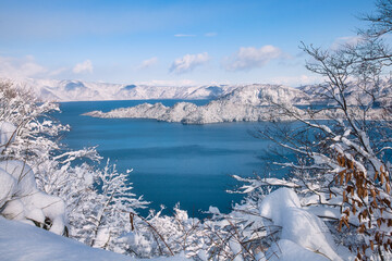 雪の白さが美しい十和田湖の風景