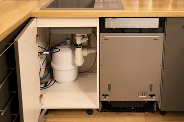 Reverse osmosis water purification system under kitchen sink and dishwasher