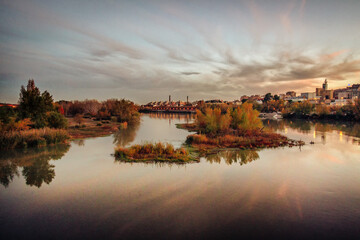Fototapeta premium Tudela, Navarra al atardecer en el río Ebro