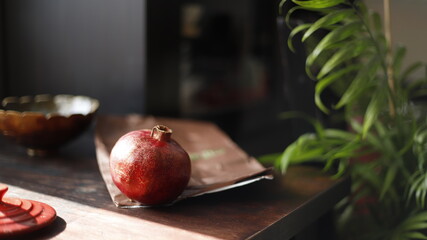 Granat owoc czerwony na stole drewnianym ciemnym