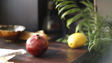 Granat owoc czerwony na stole drewnianym ciemnym - obrazy, fototapety, plakaty