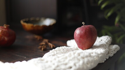 Jabłko czerwone na stole drewnianym brązowym