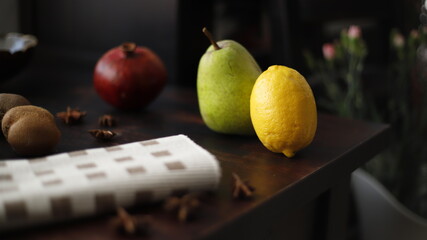 Cytryna i gruszka na stole drewnianym brązowym