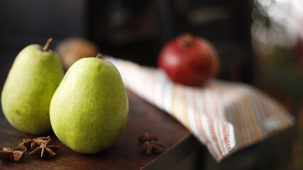 Gruszka owoc zielony na stole drewnianym ciemnym