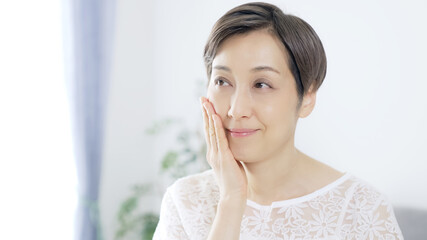 ミドル女性のスキンケアイメージ　美容　アンチエイジング