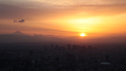 夕焼けの太陽と東京