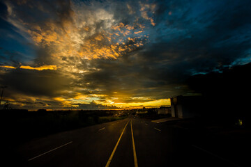 Uma estrada e um fim de tarde incrível! Um role em  busca da foto perfeita de um fim de tarde!