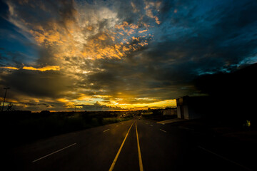 Uma estrada e um fim de tarde incrível! Um role em  busca da foto perfeita de um fim de tarde!