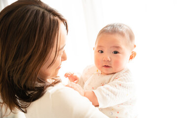 お母さんに抱っこされている赤ちゃん