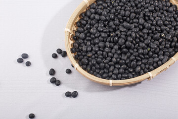 Fototapeta na wymiar uncooked black beans isolated on the white background.