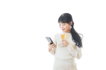 Fototapeta premium オンライン飲み会をする若い女性