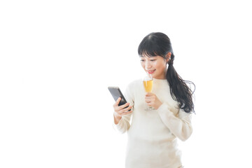 オンライン飲み会をする若い女性