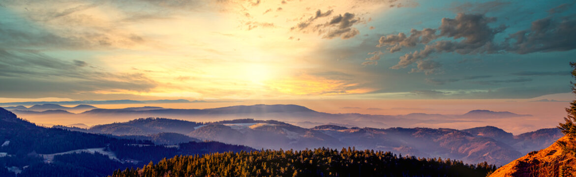 Panorama von der Berglandschaft im Nordschwarzwald bei Sonnenaufgang