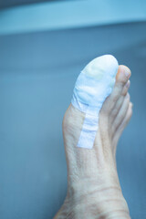 Naklejka premium Foot big toe bandage injury