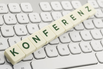 Videokonferenz und PC Keyboard Nahaufnahme