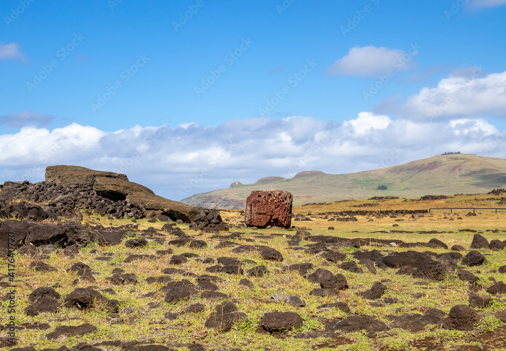 Poster Pukao dans une prairie de l’île de Pâques