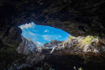 Obraz premium Puit de lumière, grotte de l'île de Pâques 
