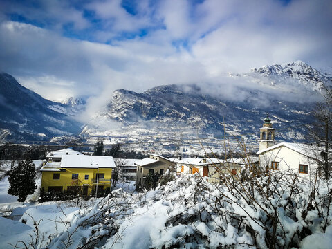 Paese di montagna icoperto di neve in un giorno di'inverno