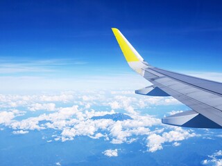 Fototapeta na wymiar 飛行機から見た青い空とボルネオ島のキナバル山の景色