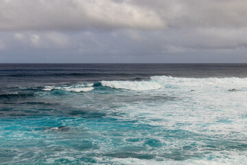 Vagues sur le littoral de l'île de Pâques