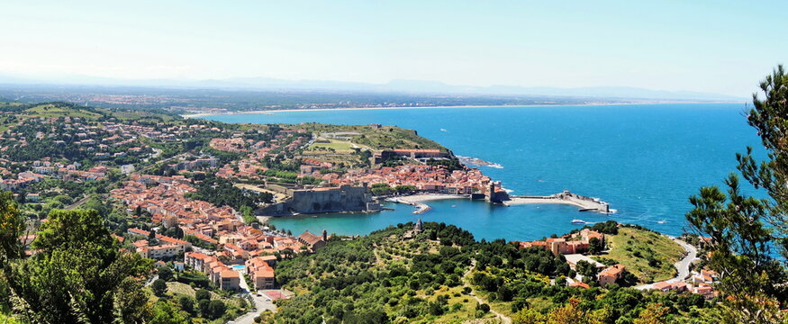 Vue panoramique sur la ville de Collioure face &agrave; la m&eacute;diterran&eacute;e
