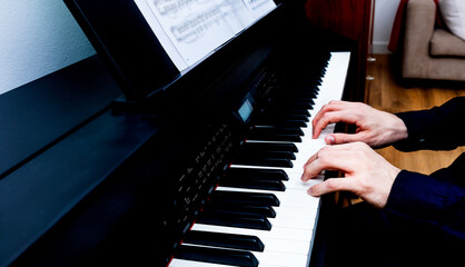 Las manos de un joven tocando el piano