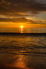 Fototapeta premium A beautiful sunrise from the shore of the beach