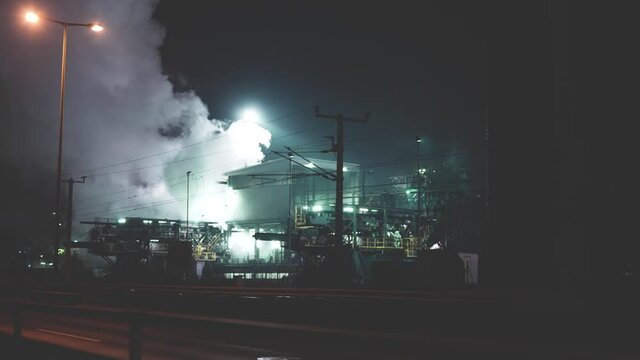 Dampf verdampft bei der Herstellung von Koks in der Kokerei Anlage. Fabrikation in der Industrie stellt Stahl und Eisen her. Fabrik 120 FPS 4K 10 Bit 