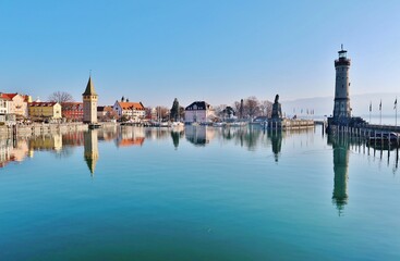 Fototapeta premium Lindau im Bodensee, Morgenstimmung am Hafen