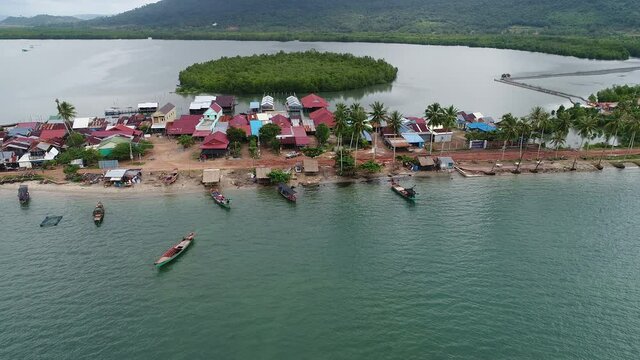 Village de p&ecirc;cheurs pr&egrave;s de Sihanoukville au Cambodge vue du ciel