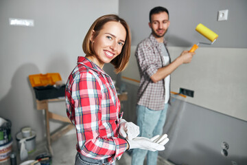 Obraz premium Two skilled painters starting to paint walls