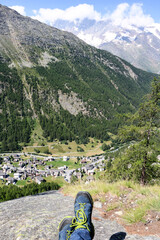 Auszeit auf Berg mit Blick auf Dorf